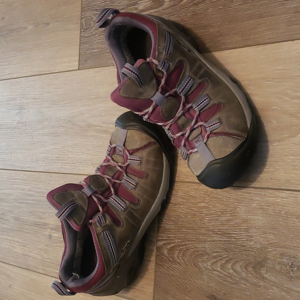 Used good condition womens Keens